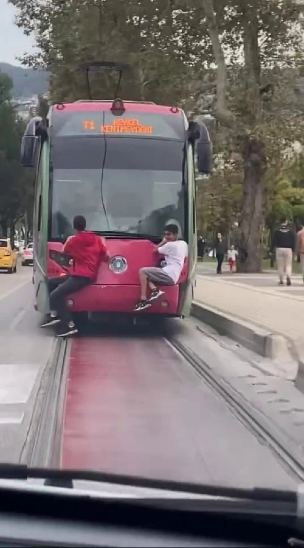 Bursa'da tramvay arkasında canlarını hiçe saydı!