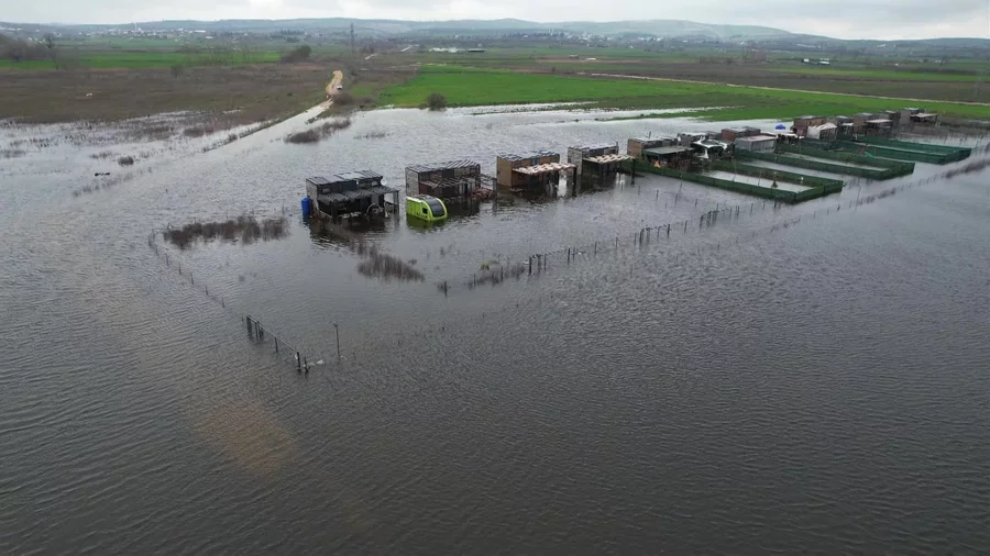 Bursa'da Uluabat G&ouml;l&uuml; taştı, 'tiny house'lar ve hobi bah&ccedil;eleri sular altında kaldı