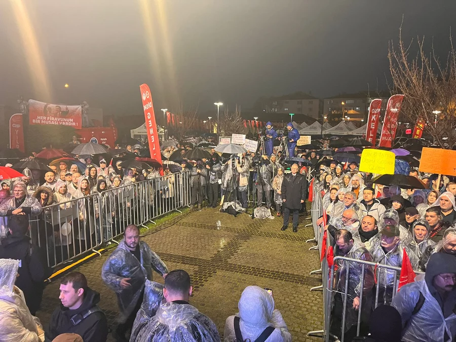 Bursa'da vatandaşlar Bozbey'e destek i&ccedil;in 2. g&uuml;n'dede belediyenin &ouml;n&uuml;nde toplandı!