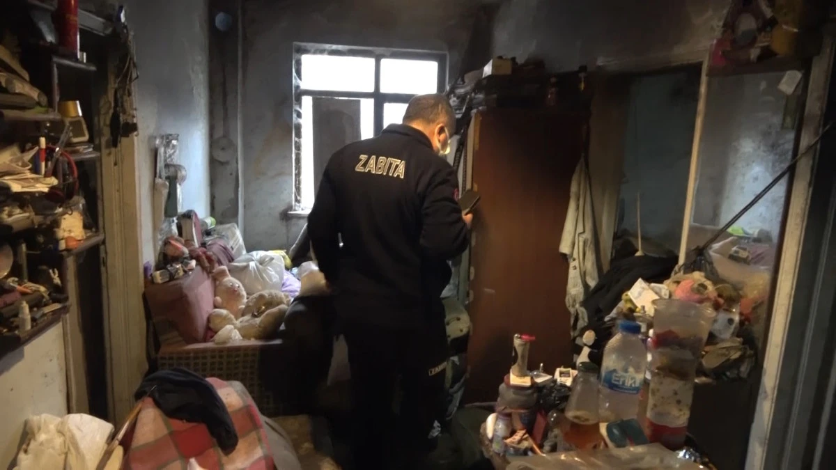 Bursa’da Yalnız Yaşayan Adamın Evinden 2 Kamyon Çöp Çıkarıldı