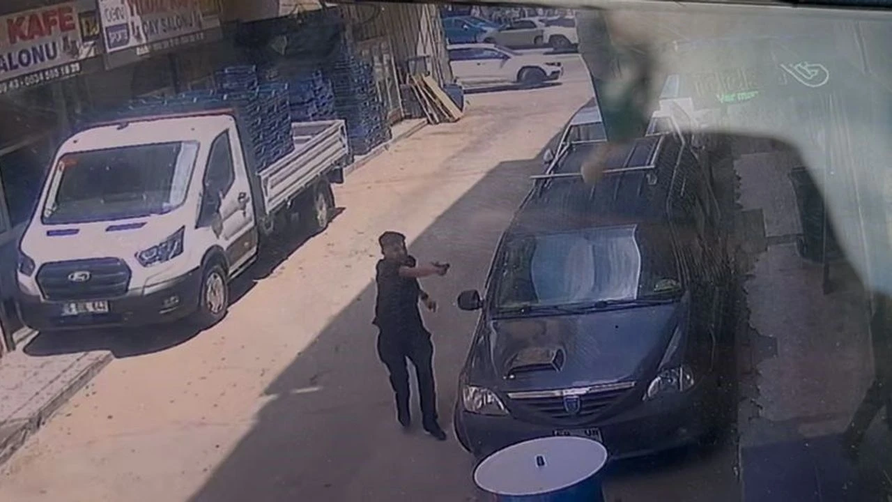 Bursa&rsquo;da Yan Bakma Kavgası Kanlı Bitti: 2 Yaralı!