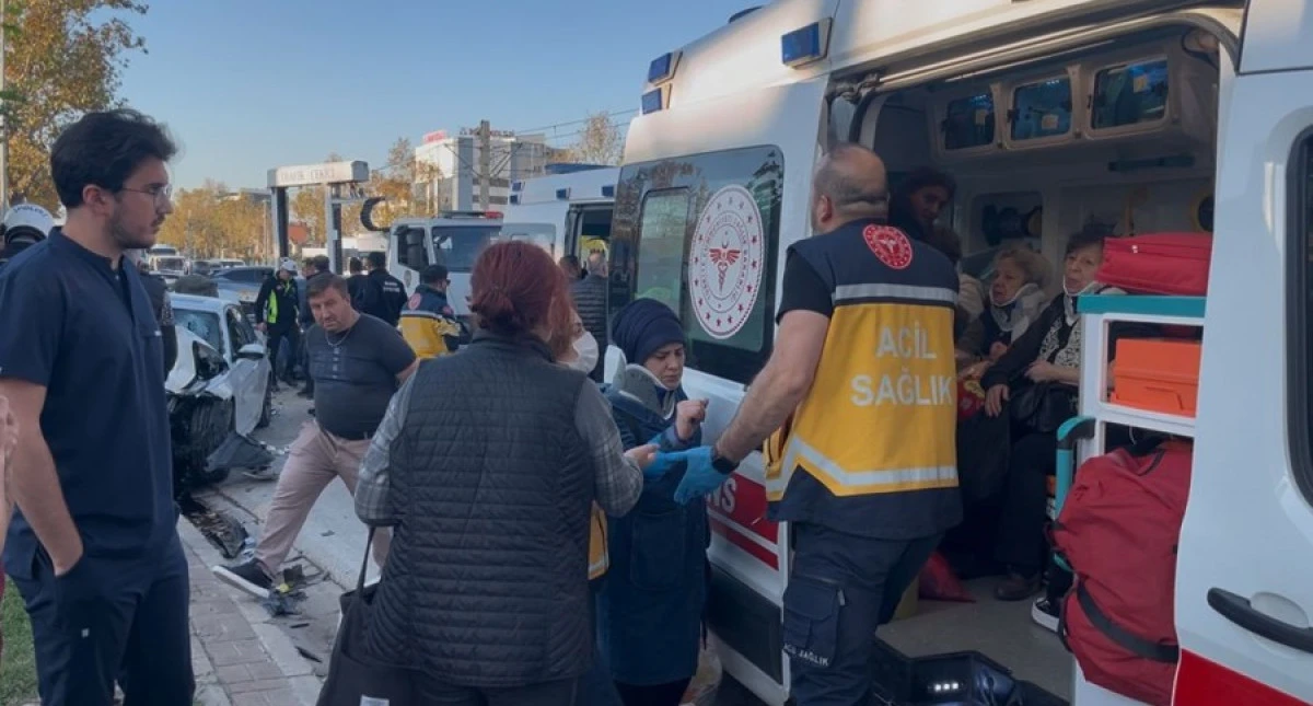 Bursa’da Yarış Faciası: Otomobiller Otobüse Çarptı, 13 Yaralı