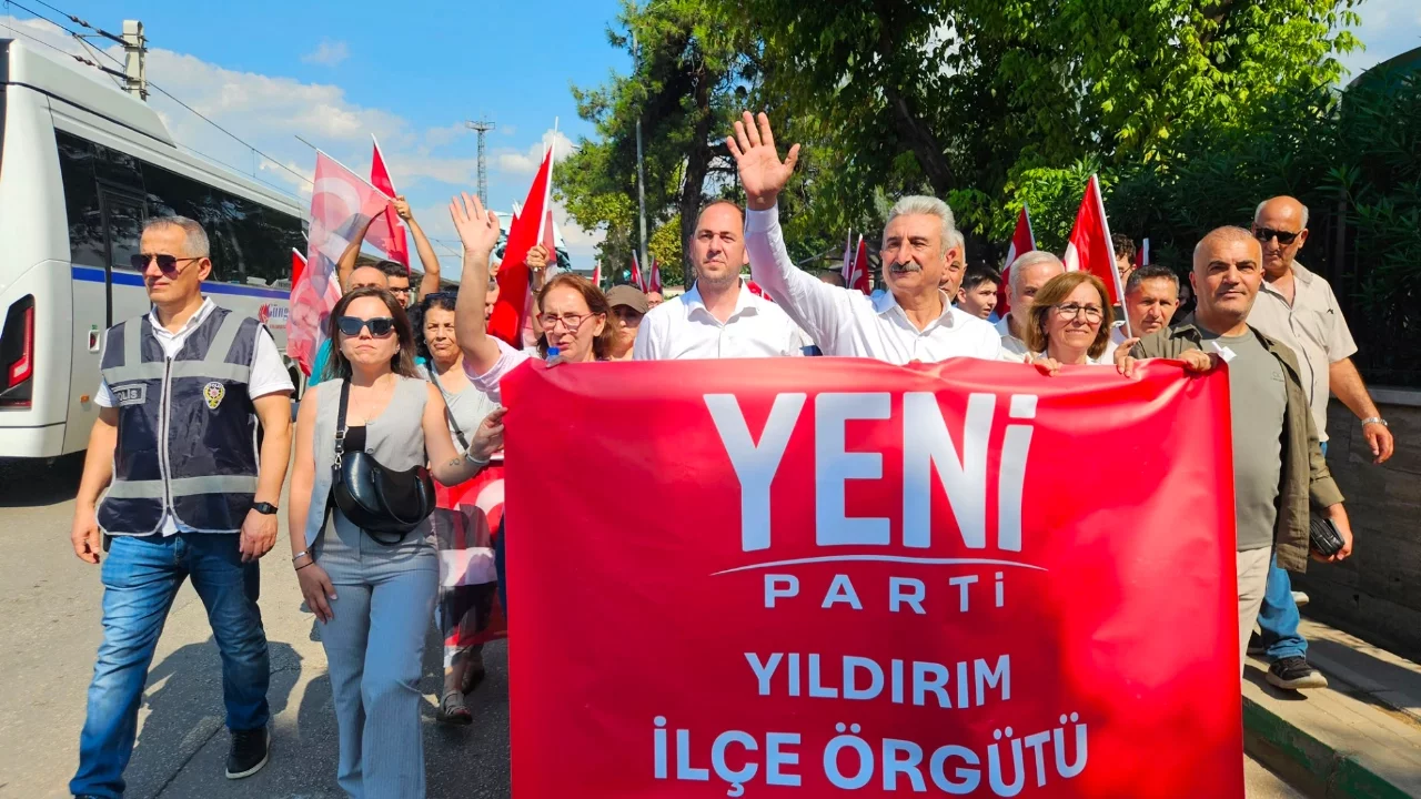 Bursa'da Yıldırım &ouml;rg&uuml;t&uuml; Yeni Parti'ye y&uuml;r&uuml;d&uuml;!