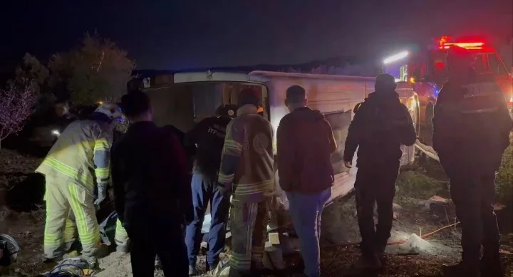 Bursa'da yolcu minib&uuml;s&uuml; devrildi! &Ouml;l&uuml; ve yaralılar var