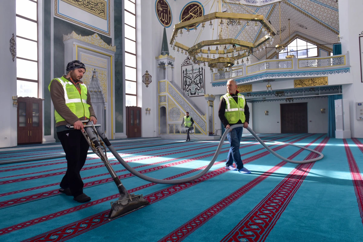 Bursa&rsquo;daki camilerde Ramazan temizliği