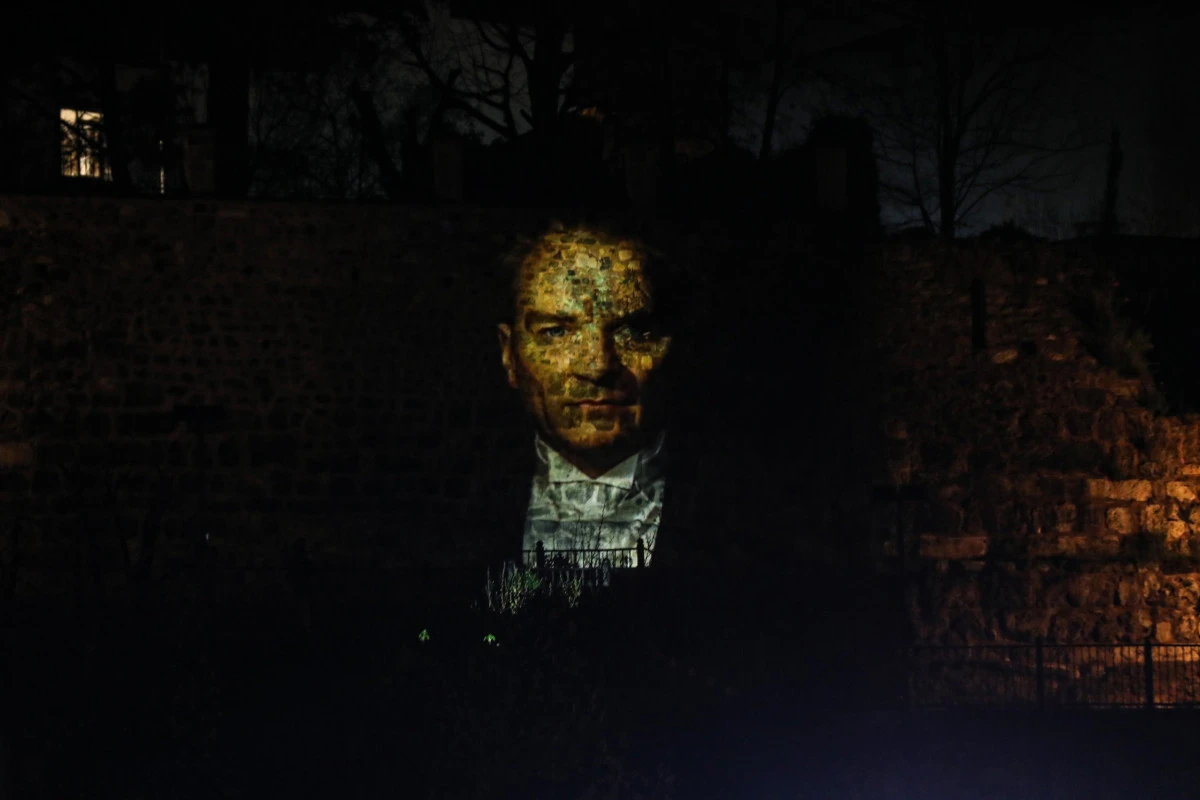 Bursa&rsquo;nın 700 yıllık destanı ışık g&ouml;sterisiyle anlatıldı