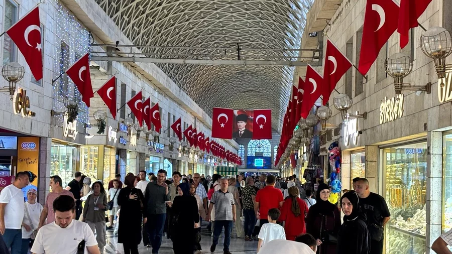 Bursa'nın Tarihi Kapalı &Ccedil;arşısı bayraklarıyla donatıldı
