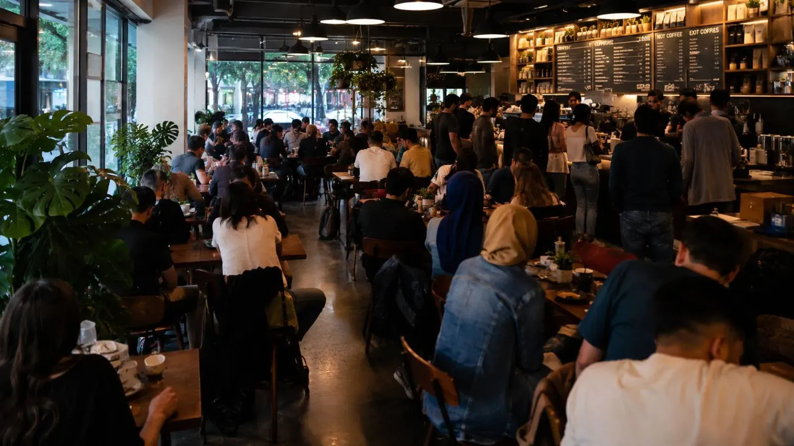 Cafe latte ekonomisi Dar gelirli kafelerden uzaklaşıyor &Uuml;niversiteliler latte i&ccedil;iyor kahveyi zenginler i&ccedil;iyor