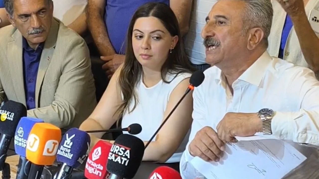 CHP Bursa il başkanı Yeşiltaş g&ouml;revden alma yazısını yırttı!