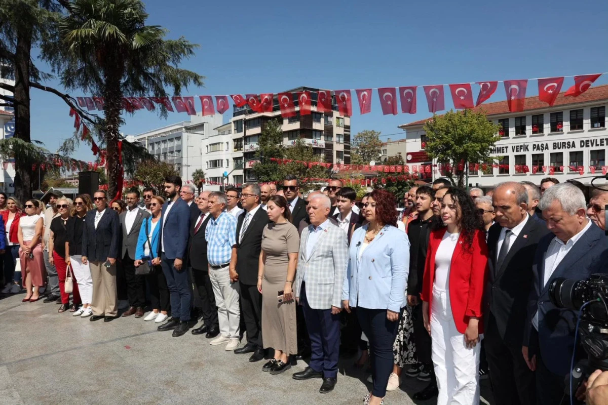 CHP Bursa İl Başkanlığı’ndan Kuruluş Yıl Dönümünde Çelenk Töreni
