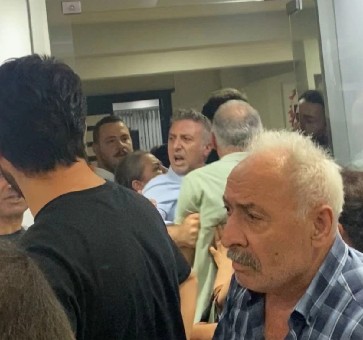 CHP Bursa'da Yıldırım karıştı!; Yumruklar ve hakaretler havada uçuştu