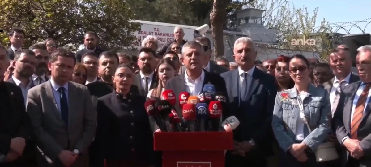CHP Genel Başkanı &Ouml;zel, Mustafa Bozbey'i cezaevinde ziyaret etti: İlk se&ccedil;imlerde Bozbey y&uuml;zde 60 alır