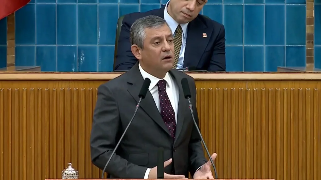 CHP Genel Başkanı &Ouml;zg&uuml;r &Ouml;zel: Mustafa Bozbey'e 'Helal olsun' diyoruz