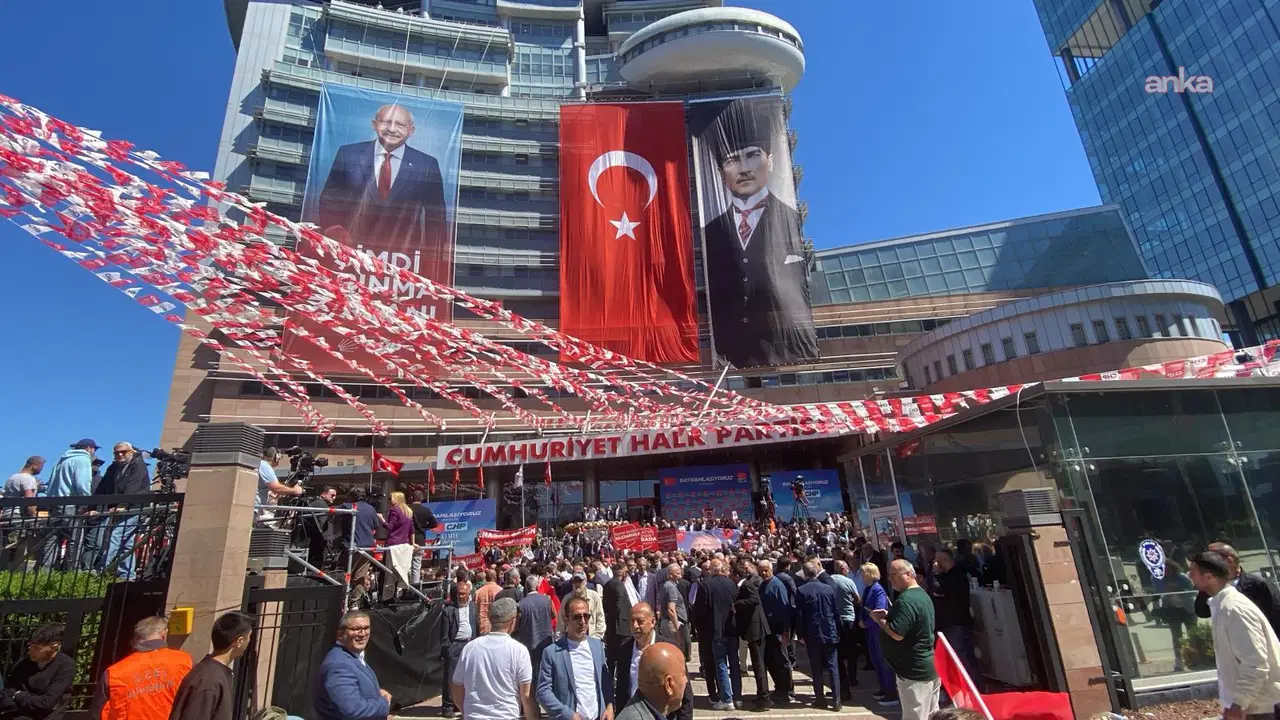 CHP Genel Merkezi'nde Butlan Kılı&ccedil;daroğlu k&uuml;rs&uuml;de: CHP' yi eleştirdi AKP'yi es ge&ccedil;ti
