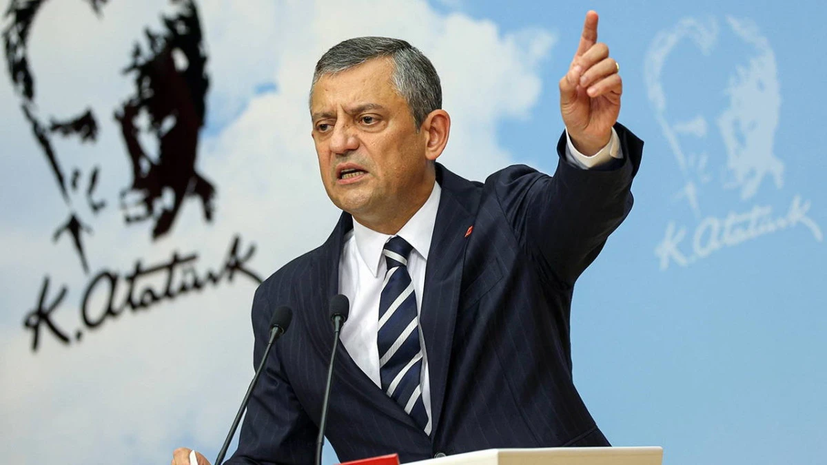 CHP Genel Merkezi'ne polis zoruyla tahliye... &Ouml;zg&uuml;r &Ouml;zel'den 'videolu' a&ccedil;ıklama: 'Bir saldırı altındayız, buradan &ccedil;ıkmayacağız!'