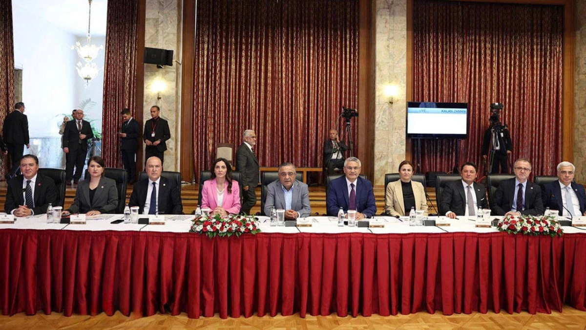 CHP Grup Başkanvekili Murat Emir, komisyon raporuna d&uuml;şt&uuml;kleri şerhi a&ccedil;ıkladı