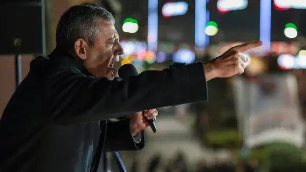 CHP Kağıthane'de... &Ouml;zg&uuml;r &Ouml;zel 'taht kavgaları' dedi