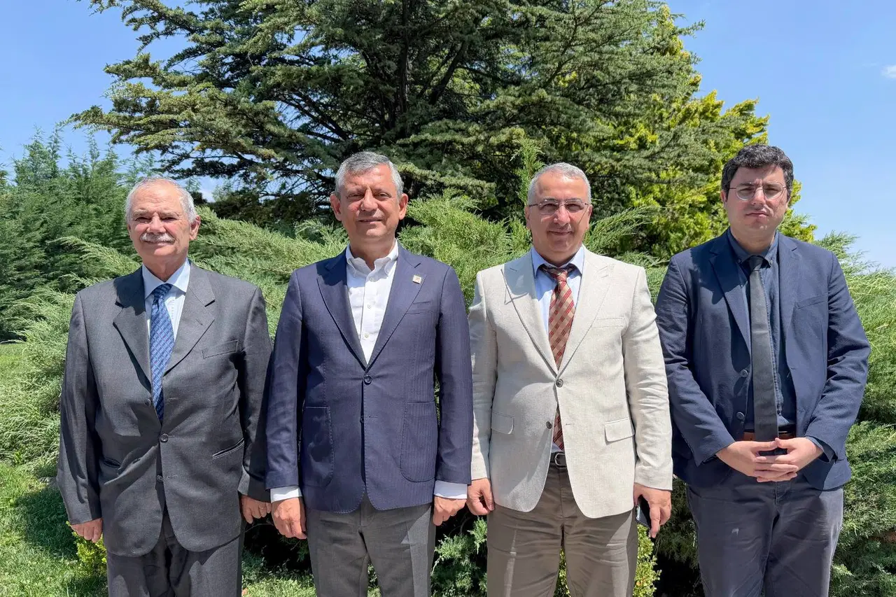 CHP lideri &Ouml;zg&uuml;r &Ouml;zel: Halk sel gibi, durduramam