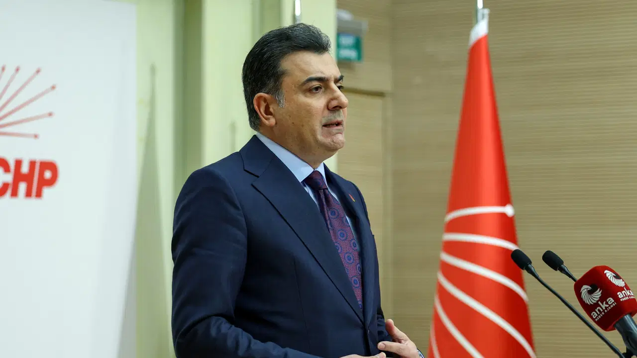 CHP S&ouml;zc&uuml;s&uuml; Zeynel Emre&rsquo;den 'diploma' &ccedil;ıkışı: 'Getirin mahkemeye sunun'