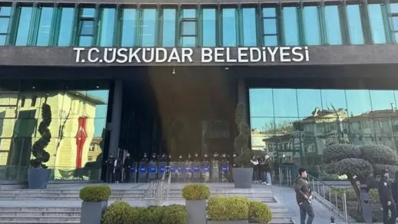 CHP ve Yeni Parti grubu katılmadı, &ccedil;oğunluk sağlanamadı: Meclis &uuml;yelerinin g&ouml;zaltına alındığı &Uuml;sk&uuml;dar Belediyesi'nde başkanvekili se&ccedil;imi ertelendi