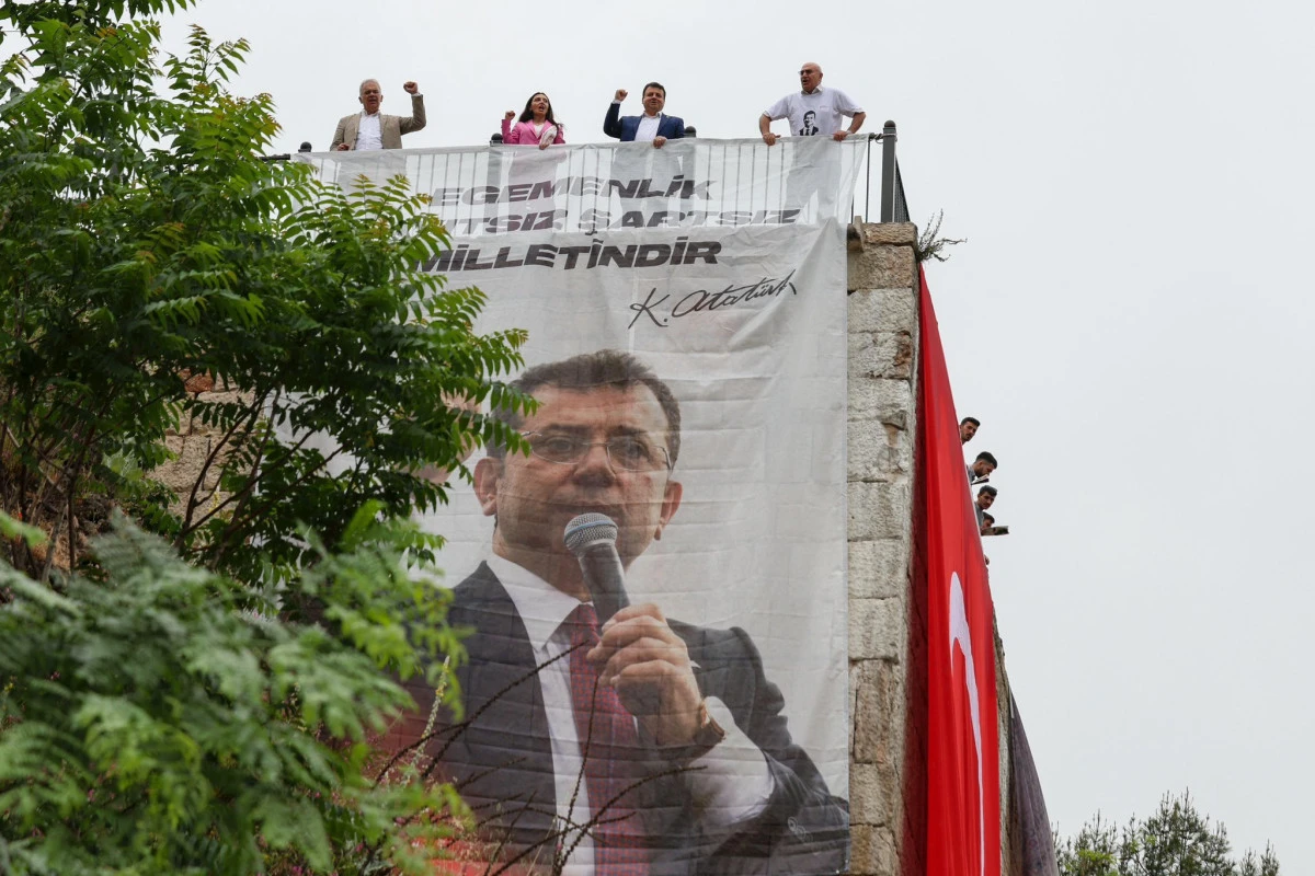 CHP'li vekiller Tophane'ye İmamoğlu pankartı astı.