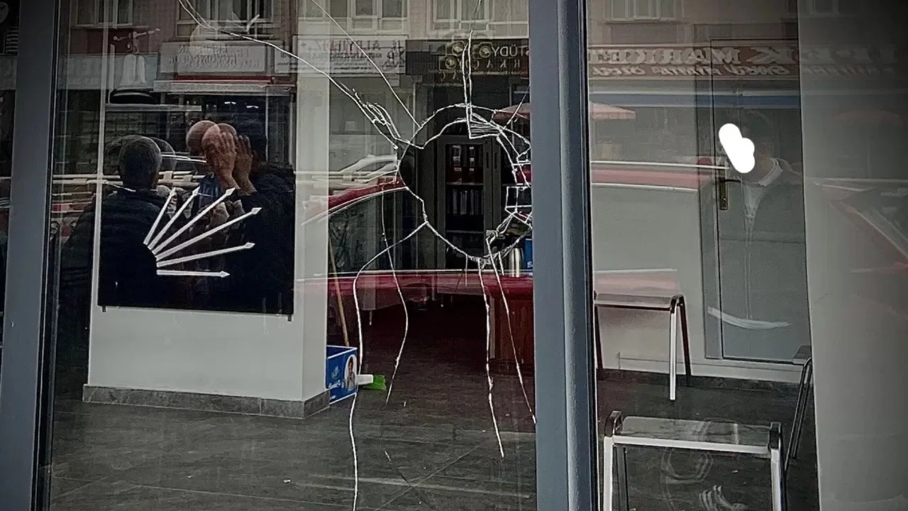 CHP'nin il&ccedil;e başkanlığına taşlı saldırı!