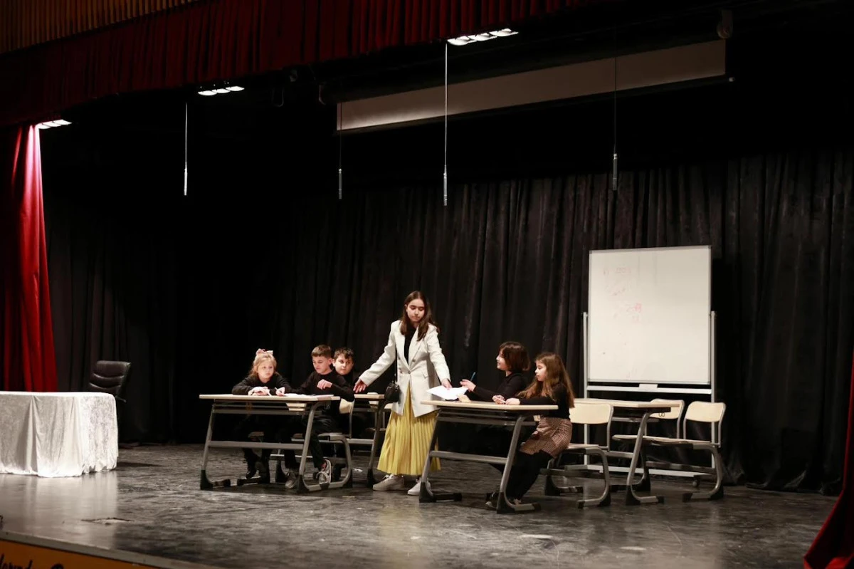 &Ccedil;ocuk Şenlikleri "Okulda Sıradan Bir G&uuml;n" G&ouml;sterisi İle Başladı