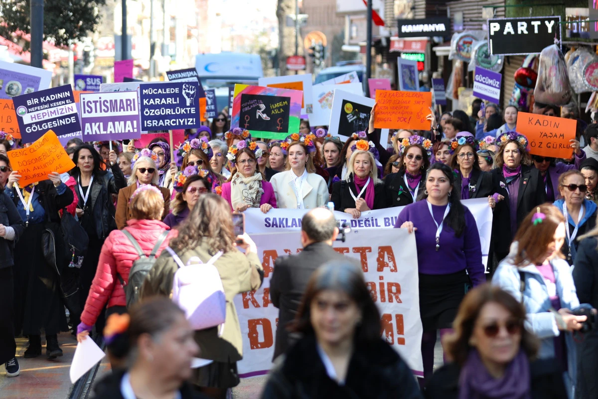 CUMHURİYET CADDESİNDE TOPLANAN BURSALI KADINLAR, ASLA YALNIZ Y&Uuml;R&Uuml;MEYECEKSİN!&rsquo; MESAJI VERDİ.