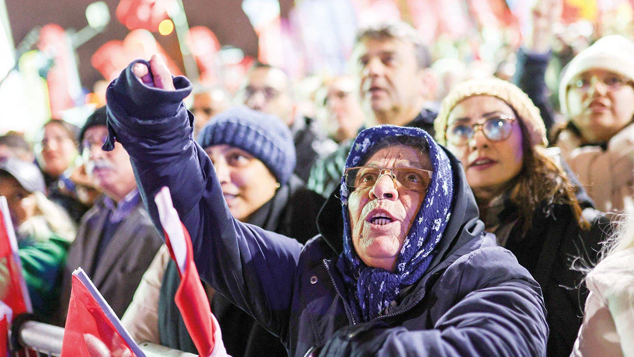 &Ccedil;&uuml;r&uuml;yen rejim dikiş tutmuyor