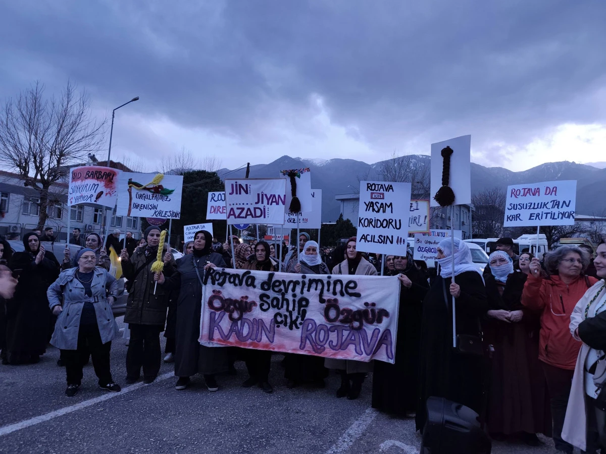 DEM Parti&rsquo;den Bursa&rsquo;da Rojava Protestosu: &ldquo;Kadın Bedenine Y&ouml;nelik Şiddeti Reddediyoruz&rdquo;