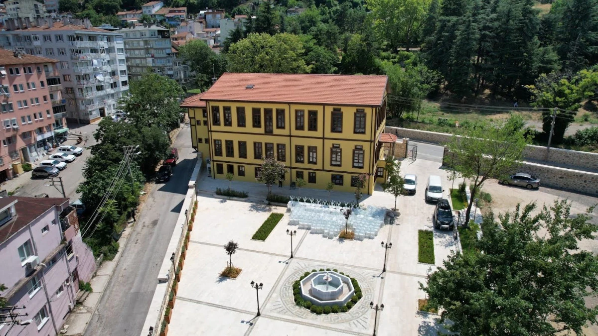 D&Uuml;Ş&Uuml;NCE VE SANATIN YENİ ADRESİ ALEV ALATLI