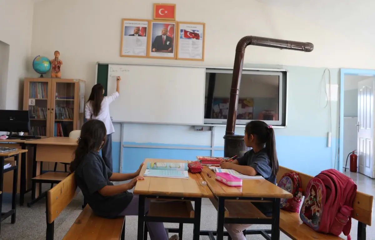 Eğitim Sisteminin Temel Taşı: &Ouml;ğretmenin Eğitimdeki Yeri ve &Ouml;nemi