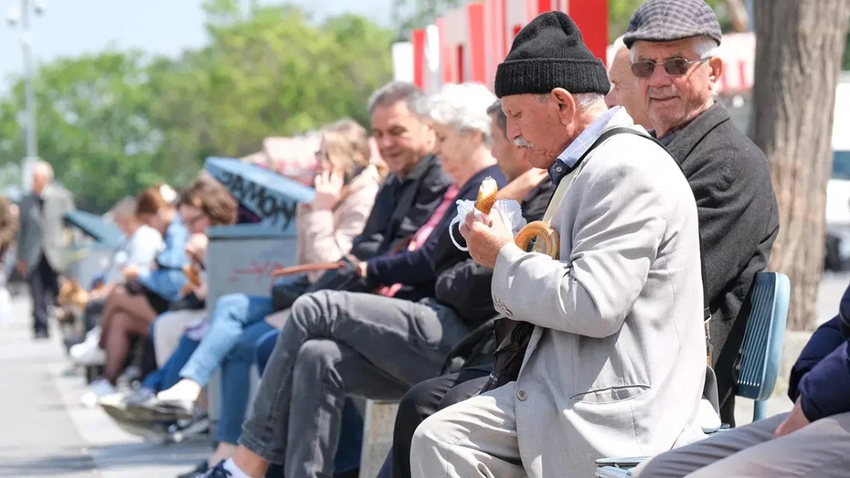 Emekliler ev kirasını bölüşmek için birlikte yaşıyor