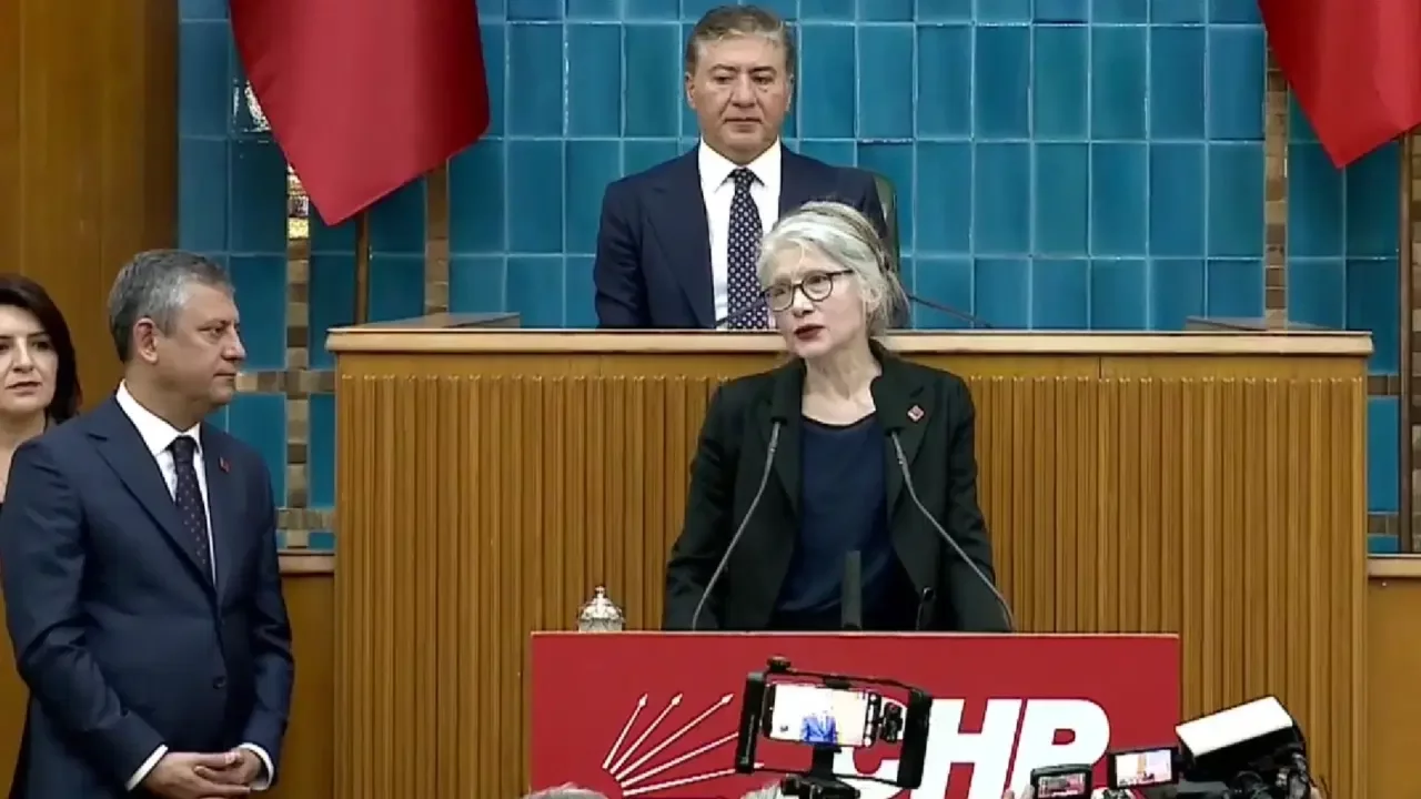 Emine &Uuml;lker Tarhan, CHP'ye d&ouml;nd&uuml;: Rozetini &Ouml;zg&uuml;r &Ouml;zel taktı
