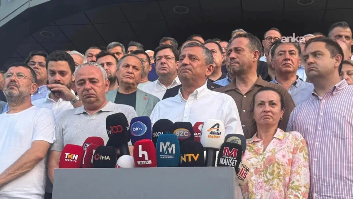 Ferdi Zeyrek hayatını kaybetti: Özgür Özel hastane önünde İlk açıklama