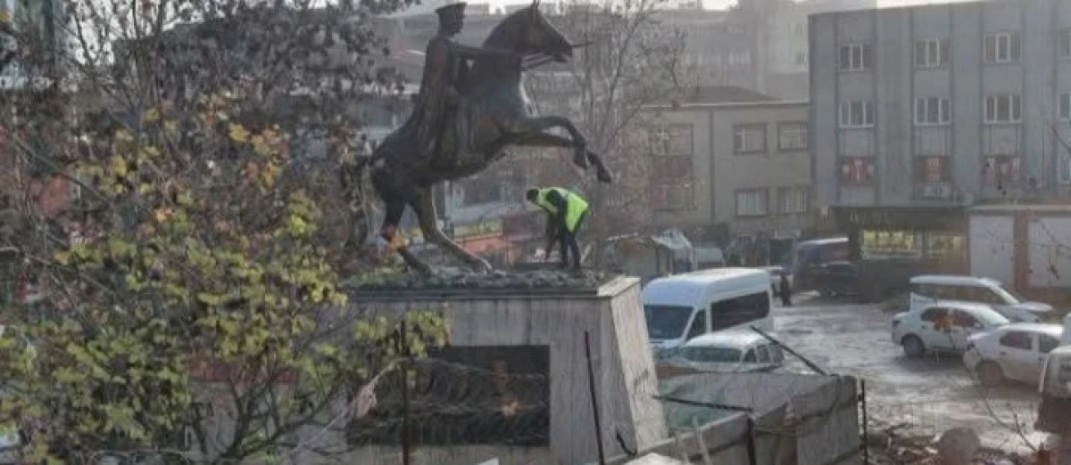 Gebze&rsquo;de Atat&uuml;rk anıtı gece saatlerinde kaldırıldı