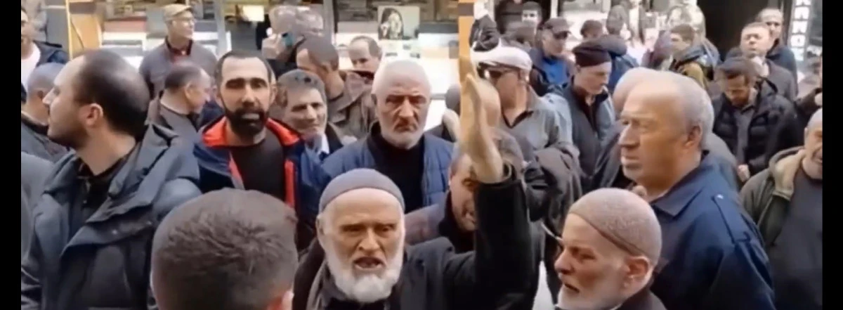 Gebze&rsquo;de Emeklilerden AKP &Ouml;n&uuml;nde Sert Tepki: "Siz Devlet misiniz, İsrail misiniz?"