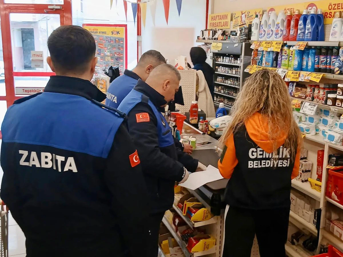 Gemlik'te Bozuk &Uuml;r&uuml;n Satan Marketler Zabıtaya Takıldı