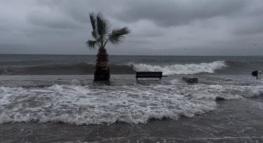 Gemlik'te Denizle kara birleşti, sokaklar g&ouml;le d&ouml;nd&uuml;...