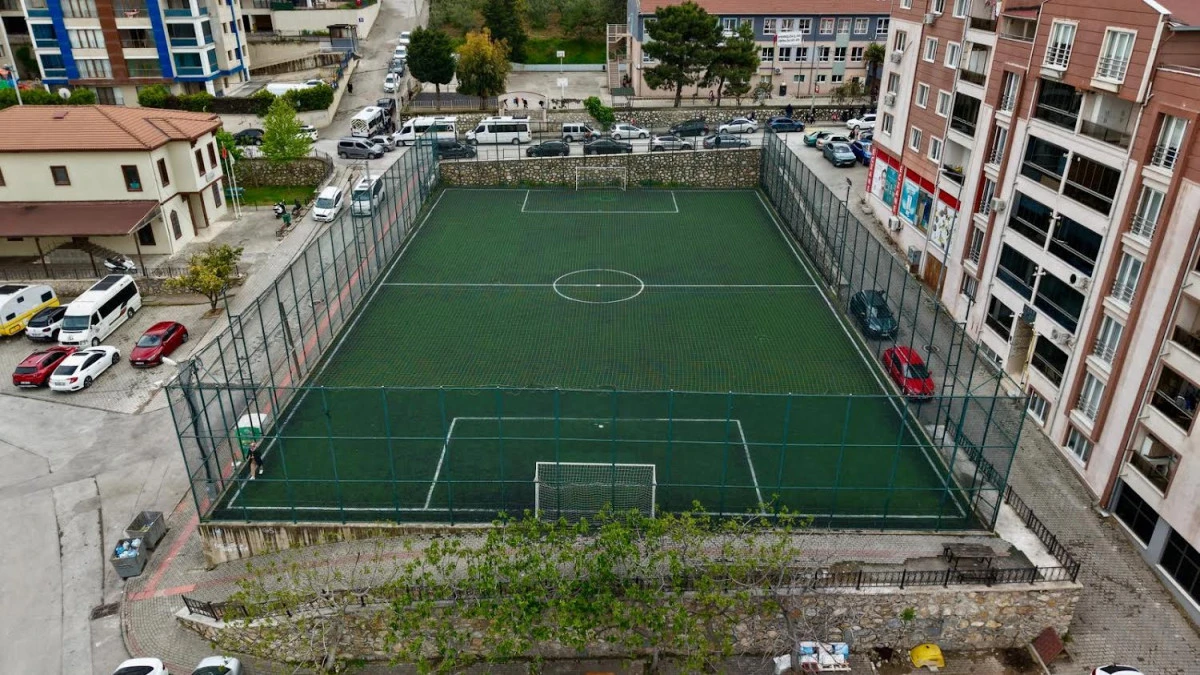 Gemlik&rsquo;te Halı Sahalar Yenilendi