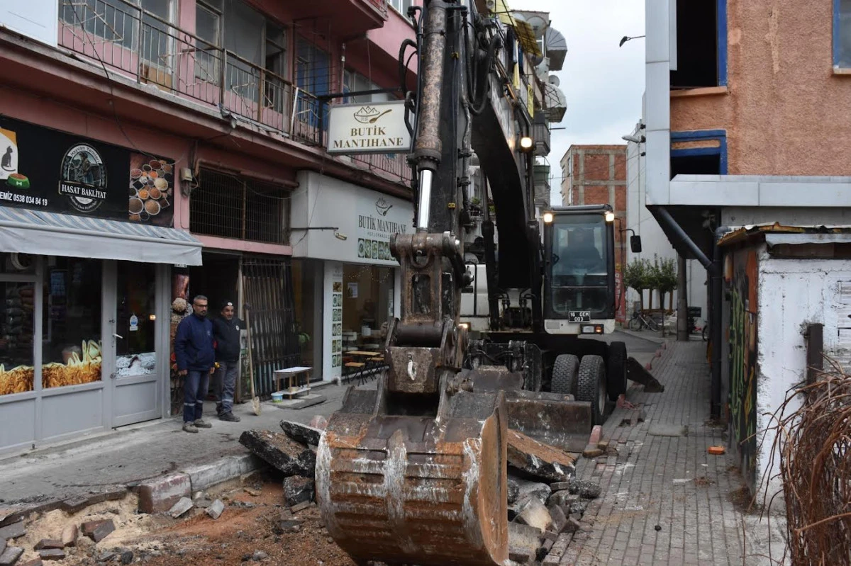 Gemlik&rsquo;te Yol &Ccedil;alışmaları Hız Kesmeden Devam Ediyor