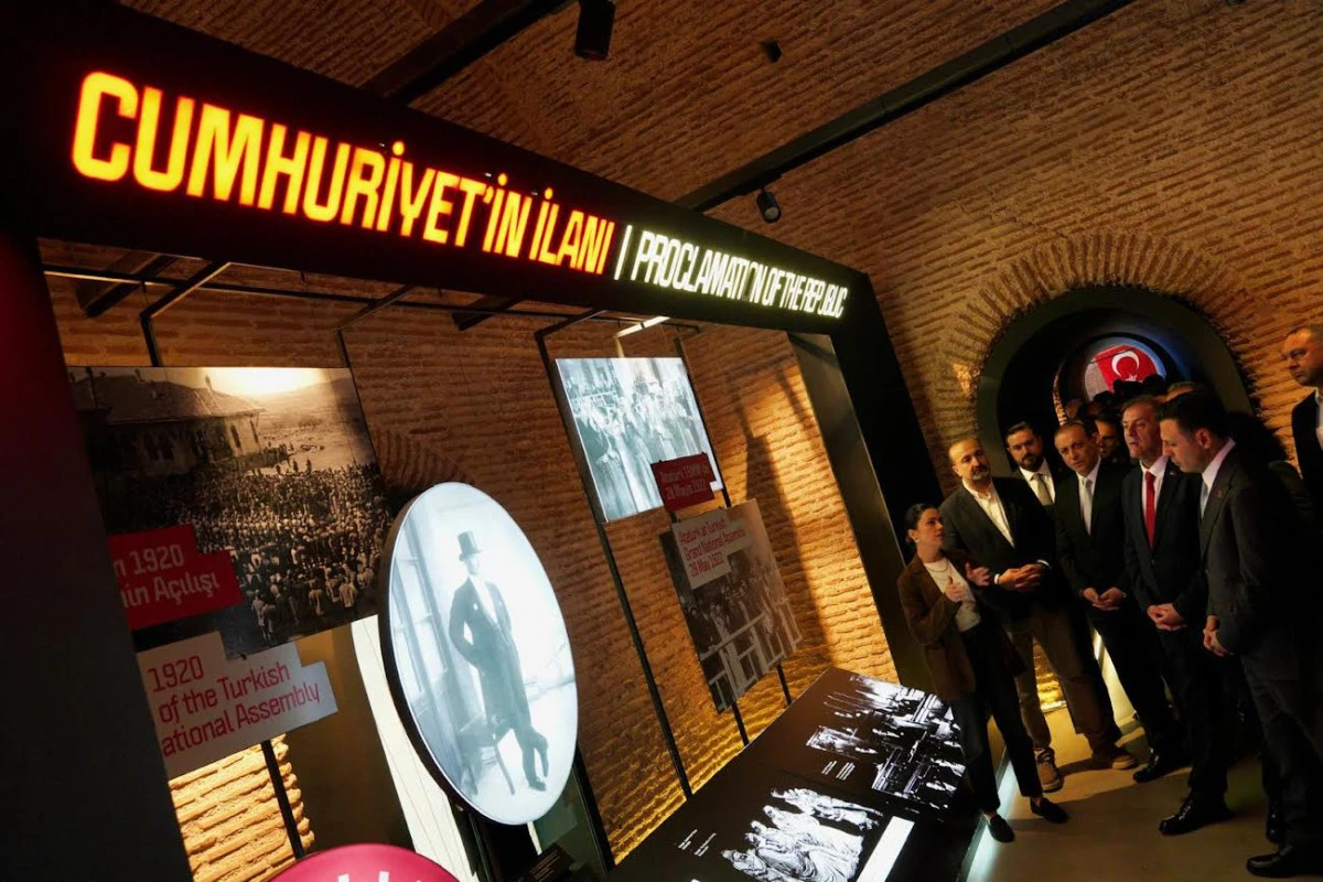 İBB BAŞKANVEKİLİ NURİ ASLAN, 19 MAYIS&rsquo;TA TAKSİM CUMHURİYET ANITI&rsquo;NA &Ccedil;ELENK BIRAKTI