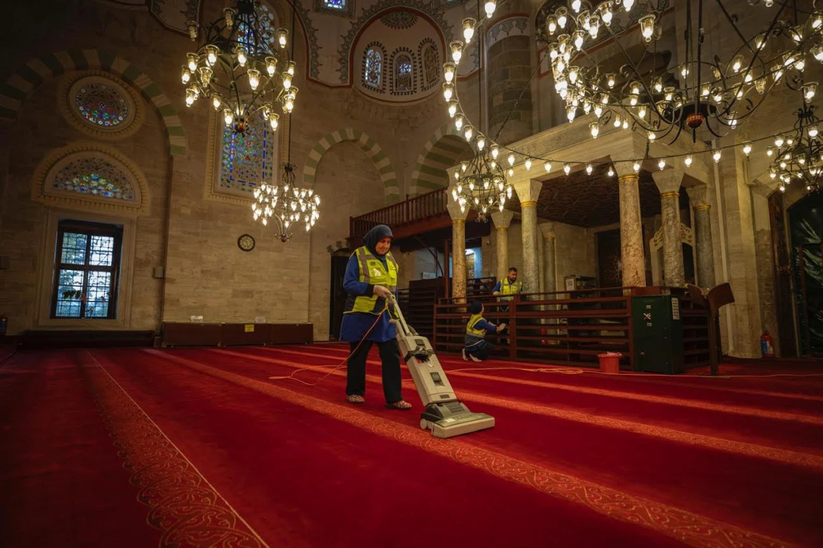 İBB TARİHİ CAMİLERİ TİTİZLİKLE TEMİZLİYOR