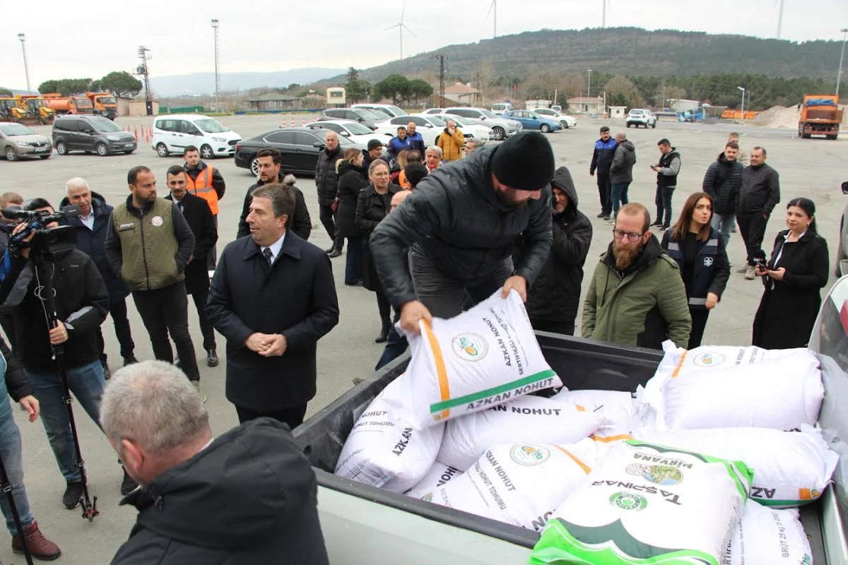İBB&rsquo;DEN &Ccedil;İFT&Ccedil;İLERE TOHUM VE HASAT MAKİNESİ DESTEĞİ