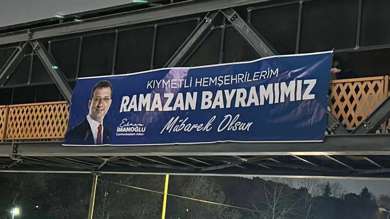 İmamoğlu&rsquo;nun bayram mesajını i&ccedil;eren afişler s&ouml;k&uuml;ld&uuml;!