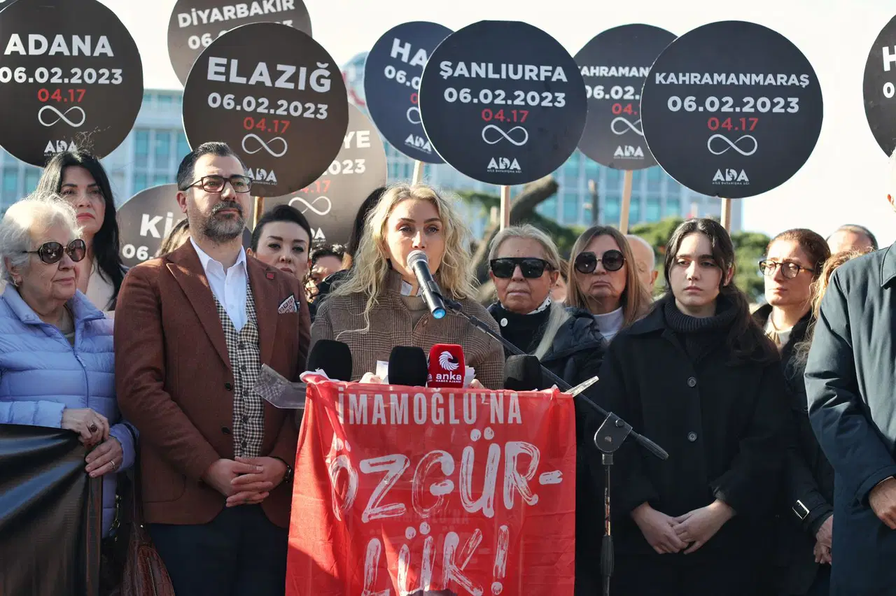 İmamoğlu'nun 'deprem mektubu' Sara&ccedil;hane'de okundu: 'Kayıplarda sorumluluğu olanlar hayatlarına devam ediyor'