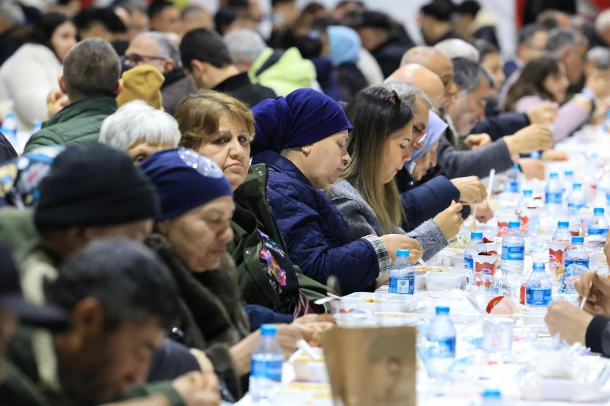 İSTANBUL&rsquo;UN 4 MEYDANINDA VE T&Uuml;M ULAŞIM NOKTALARINDA İFTAR SEFERBERLİĞİ