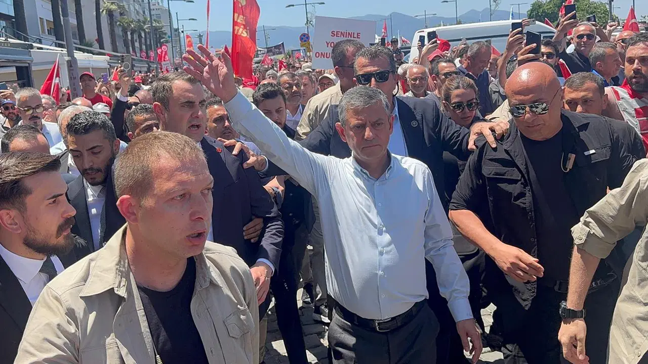 İzmir mitingine TOMA'lı m&uuml;dahale... &Ouml;zg&uuml;r &Ouml;zel, binlerce yurttaşla G&uuml;ndoğdu Meydanı'na y&uuml;r&uuml;d&uuml;