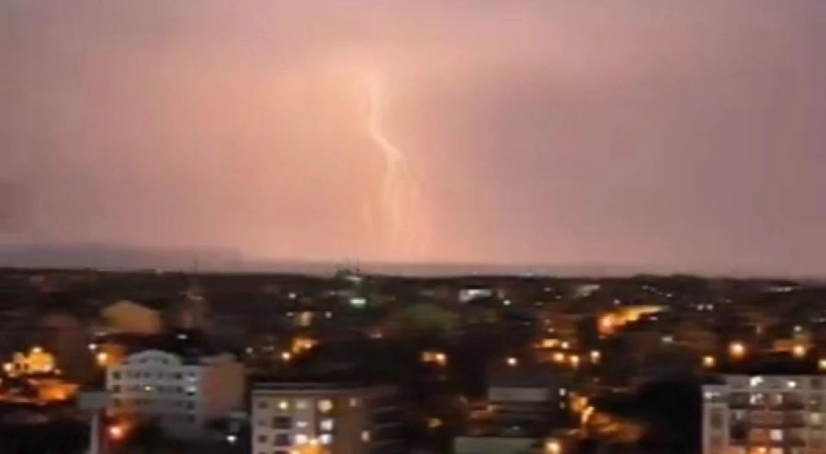 Karacabey’de Gökyüzü Şöleni: Akşam Saatlerinde Şimşekler Gökyüzünü Aydınlattı