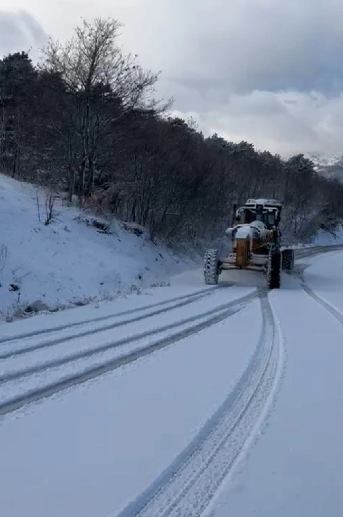 Karla kaplı yollar Bursa B&uuml;y&uuml;kşehir&rsquo;le a&ccedil;ılıyor